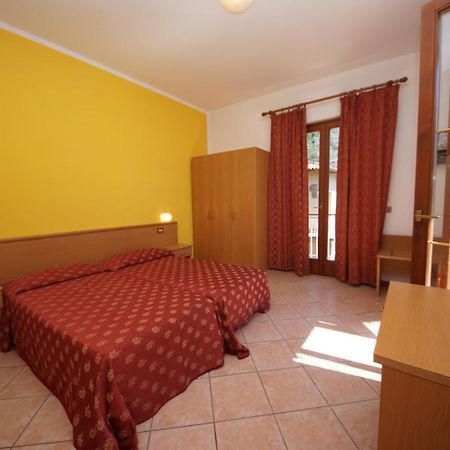 Hotel Alpi Мальчезине Экстерьер фото