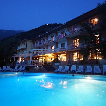 Hotel Alpi Мальчезине Экстерьер фото