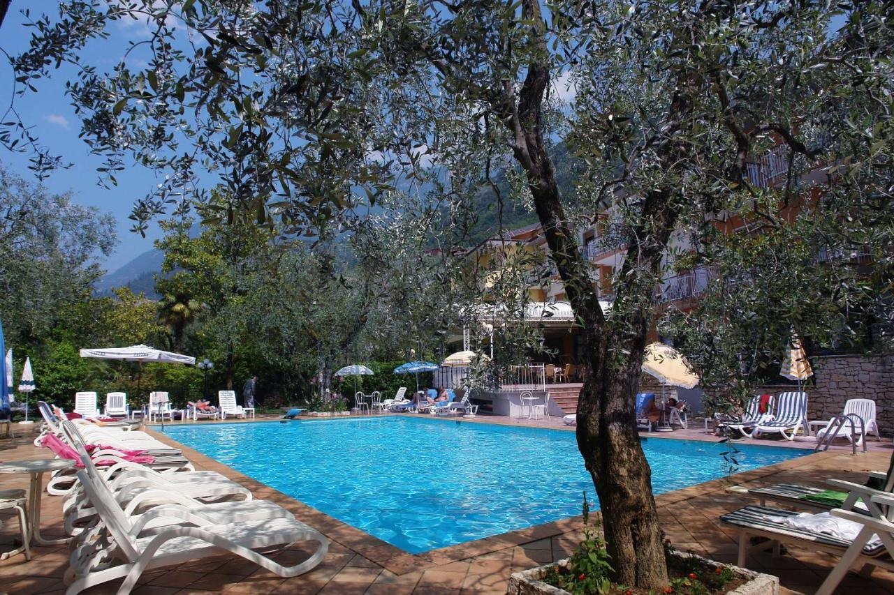 Hotel Alpi Мальчезине Экстерьер фото