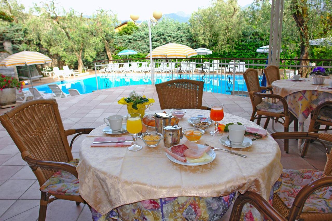 Hotel Alpi Мальчезине Экстерьер фото