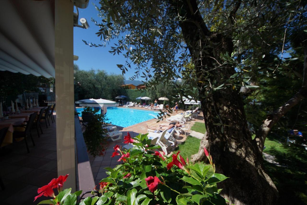 Hotel Alpi Мальчезине Экстерьер фото