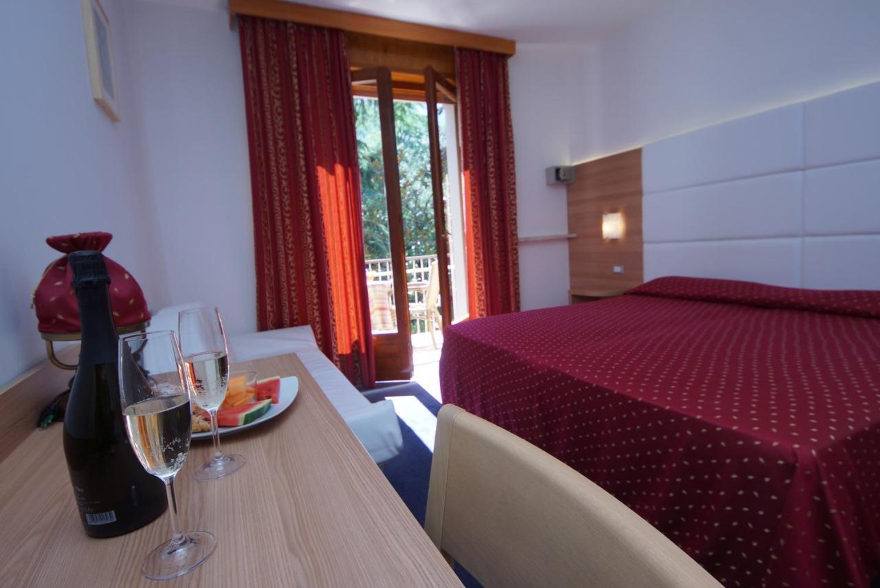 Hotel Alpi Мальчезине Экстерьер фото