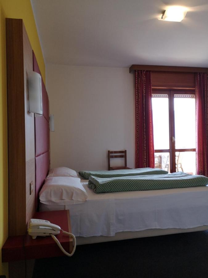 Hotel Alpi Мальчезине Экстерьер фото
