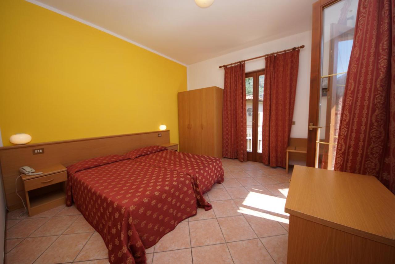 Hotel Alpi Мальчезине Экстерьер фото