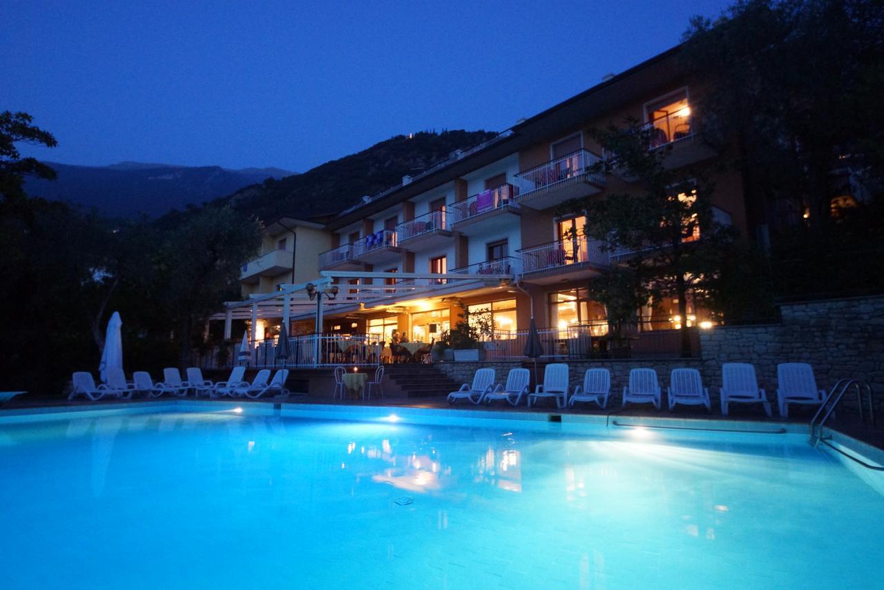 Hotel Alpi Мальчезине Экстерьер фото