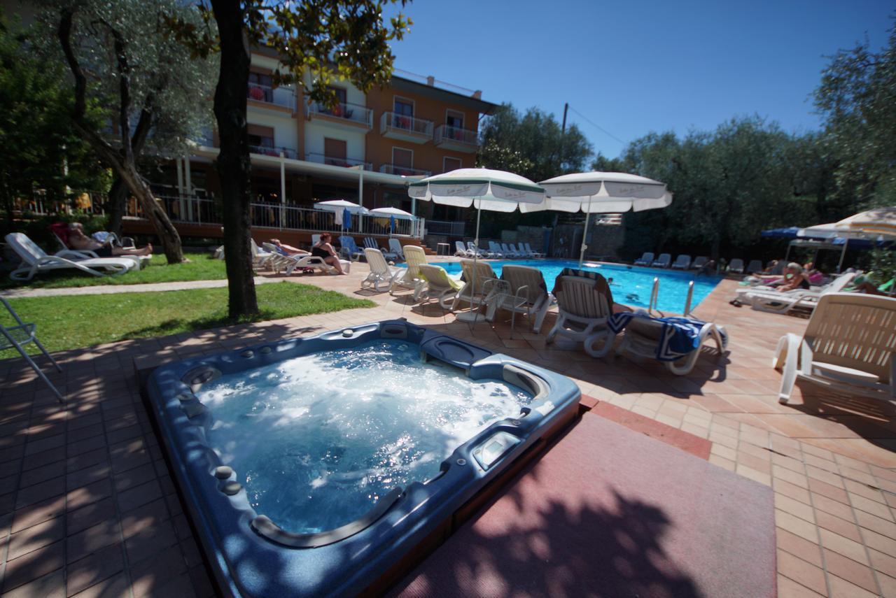 Hotel Alpi Мальчезине Экстерьер фото