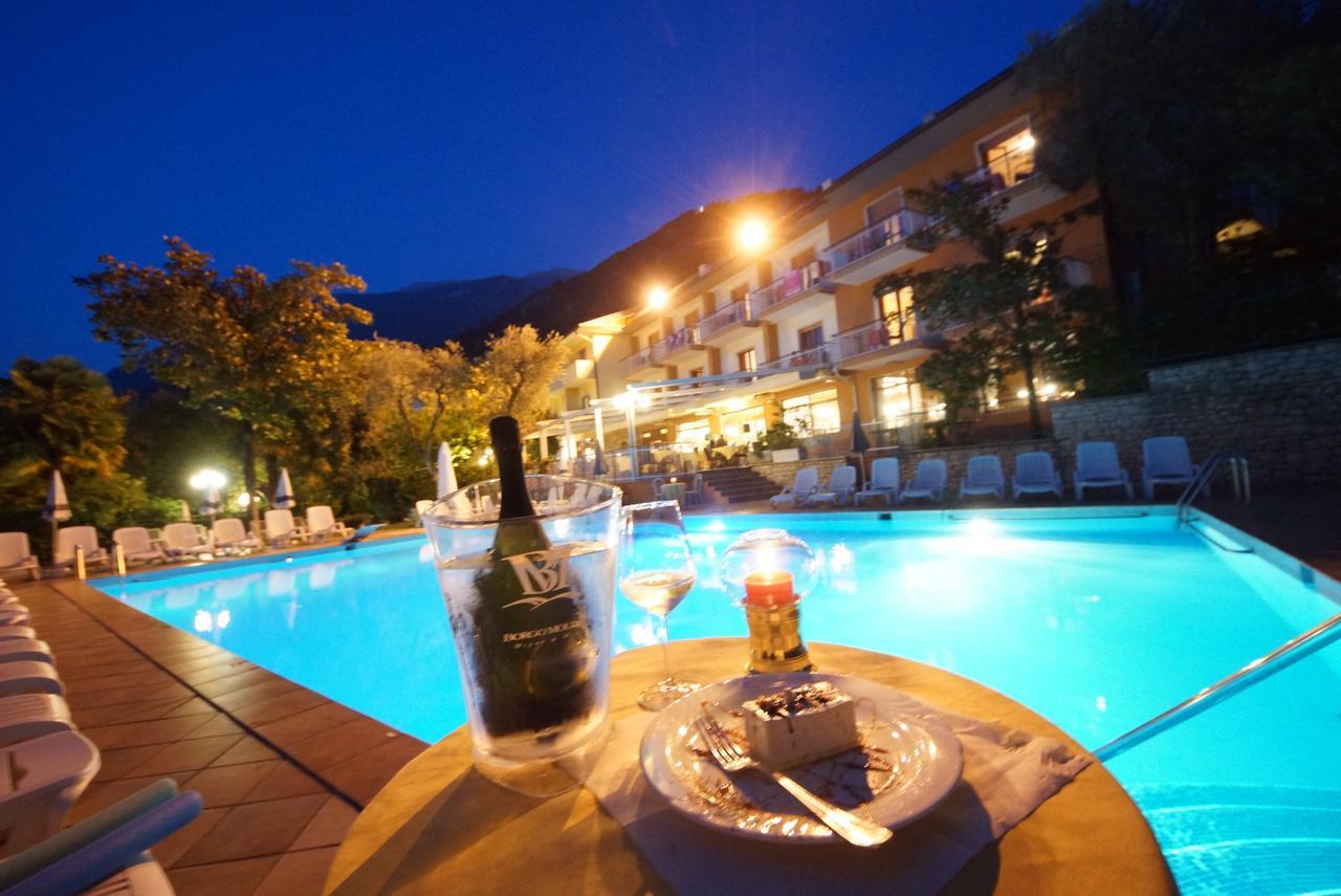 Hotel Alpi Мальчезине Экстерьер фото