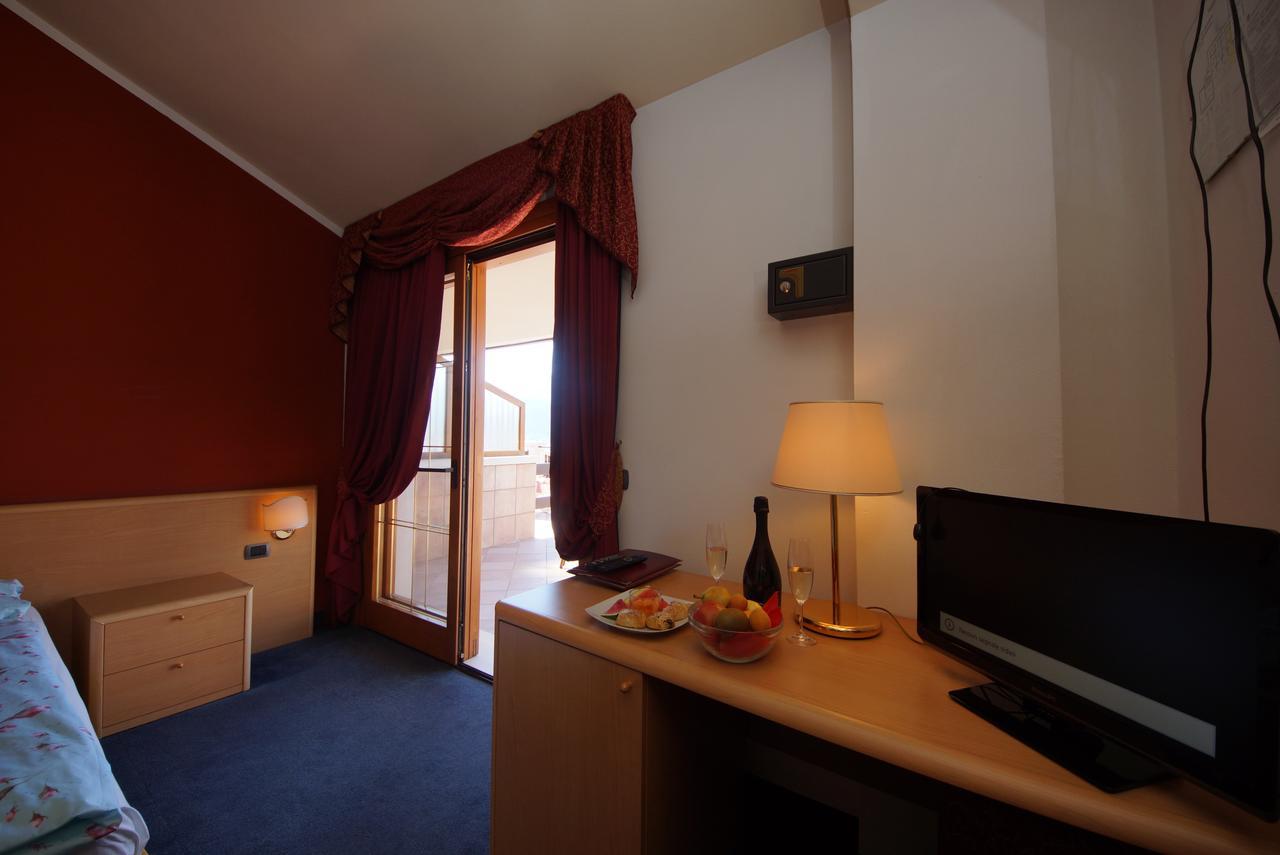 Hotel Alpi Мальчезине Экстерьер фото