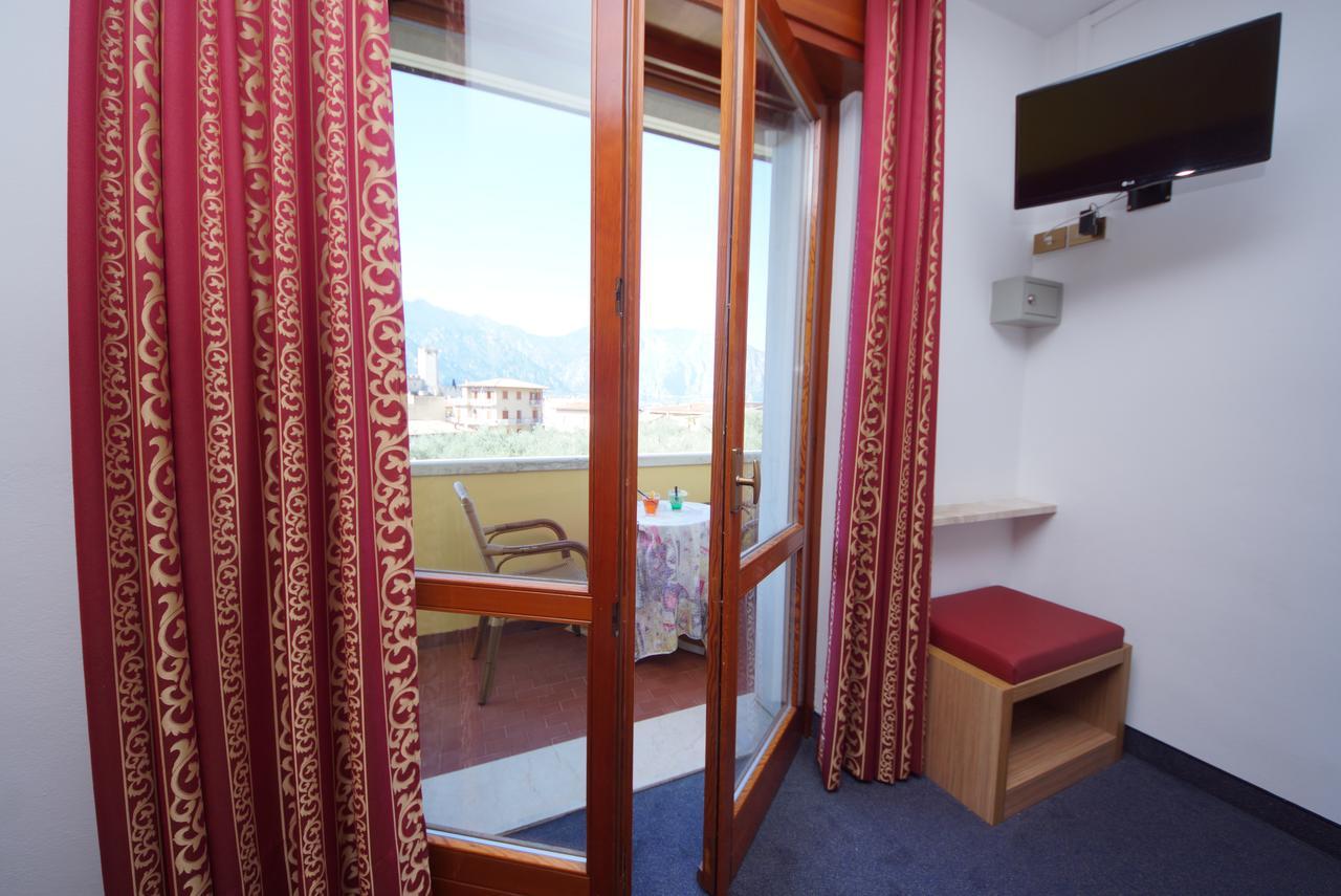 Hotel Alpi Мальчезине Экстерьер фото