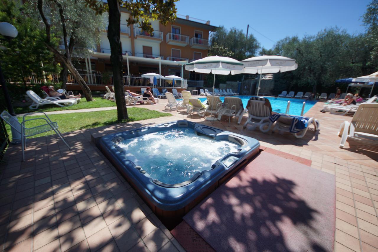Hotel Alpi Мальчезине Экстерьер фото