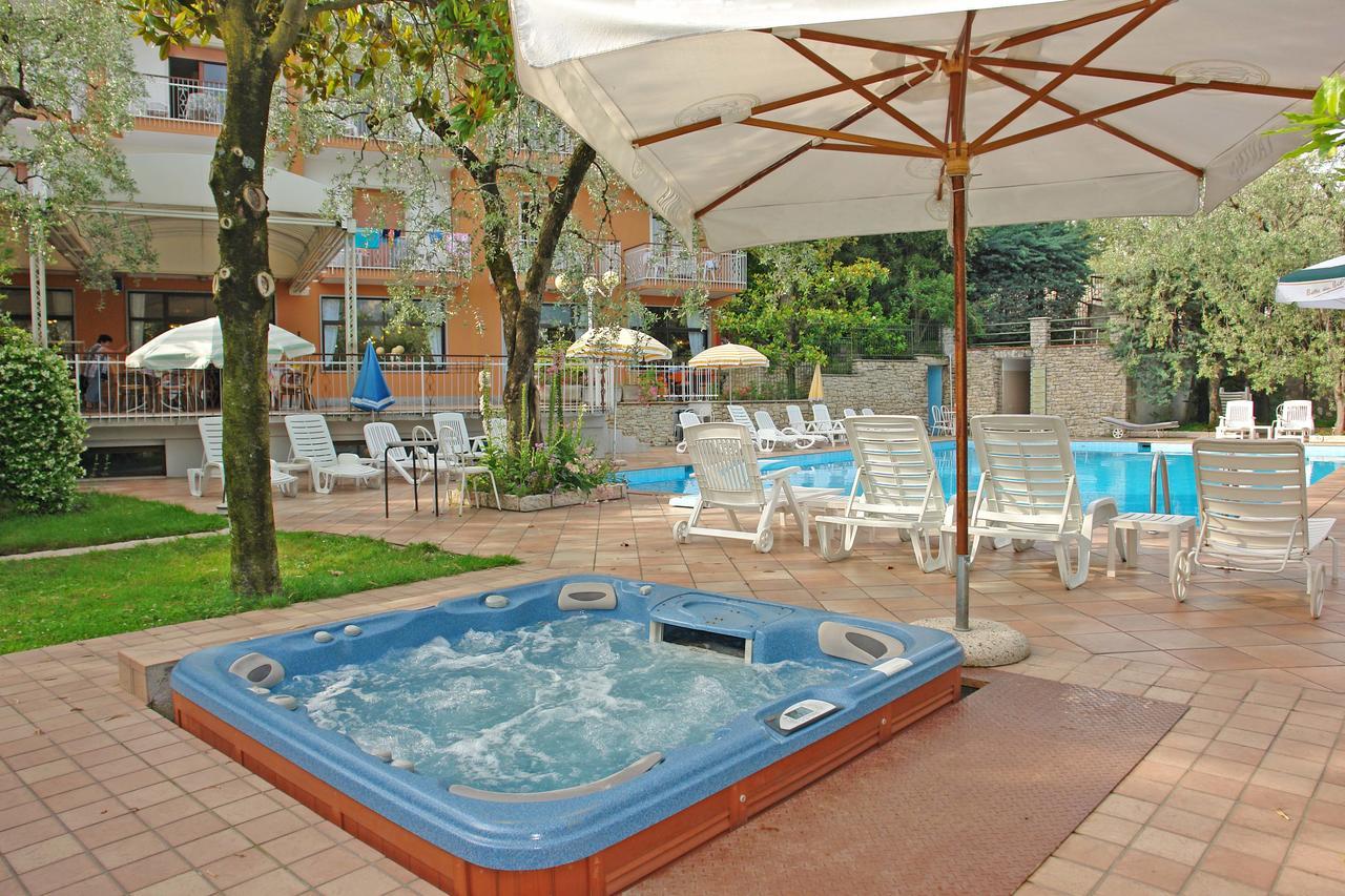 Hotel Alpi Мальчезине Экстерьер фото
