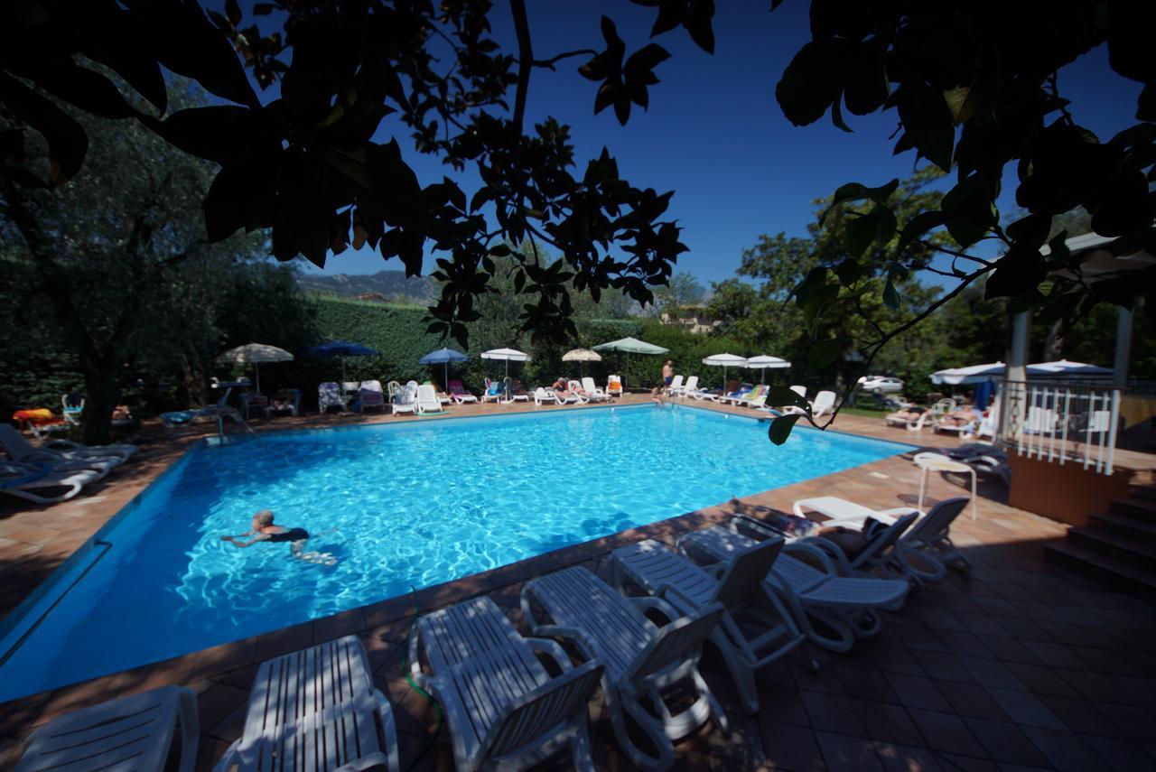 Hotel Alpi Мальчезине Экстерьер фото