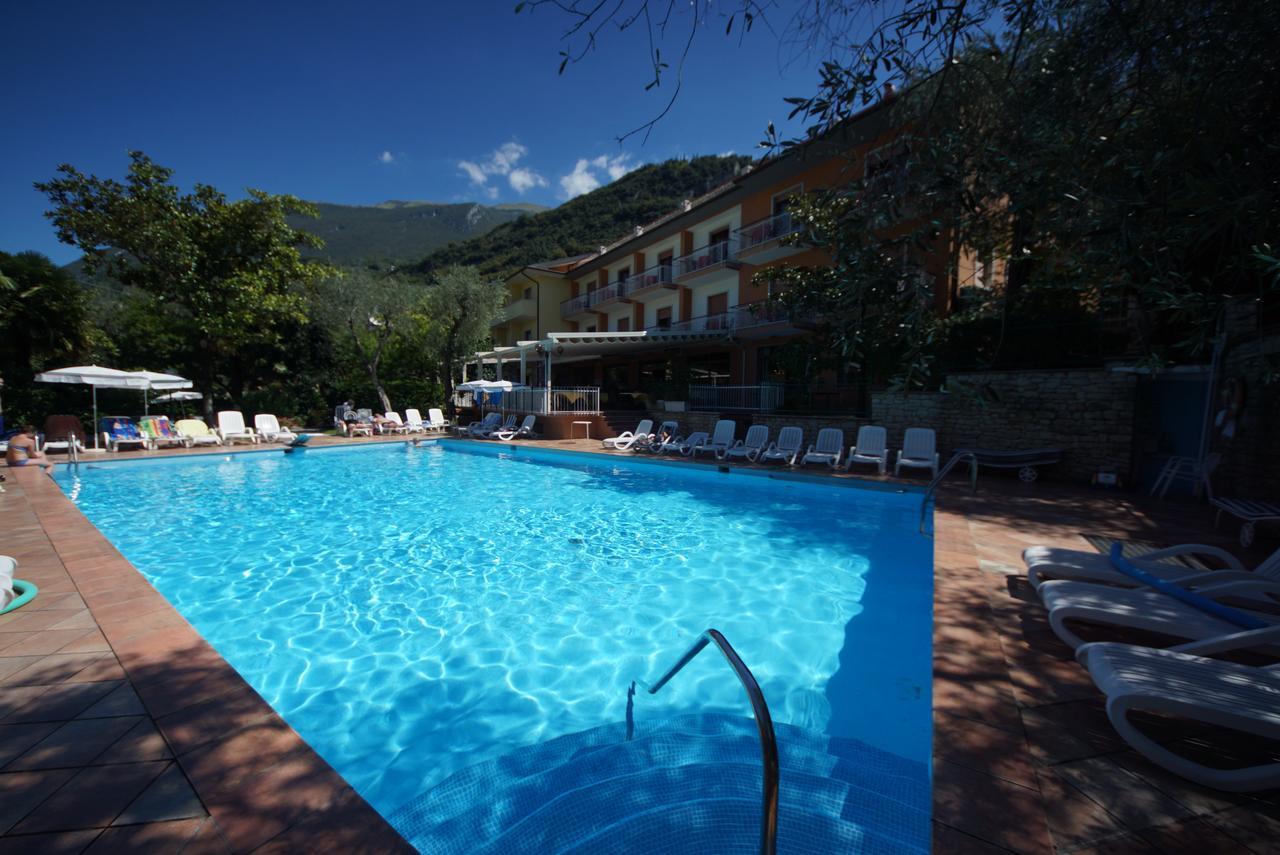 Hotel Alpi Мальчезине Экстерьер фото
